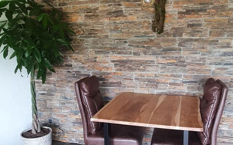 Appartement - le Franc-Montagnard: Planta, Propiedad, Mueble, Mesa, Edificio, Madera, Silla, Maceta, Planta De Casa, Diseño De Interiores