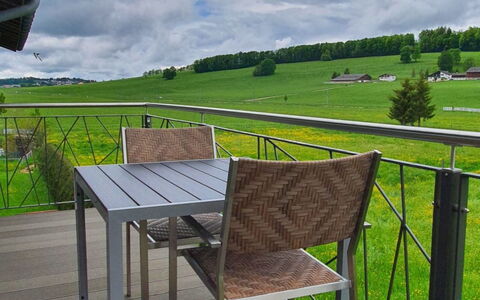 Appartement - le Franc-Montagnard: Cielo, Nube, Planta, Mueble, Ecorregión, Sombra, Mueble Para Exteriores, Mesa, Silla, El Terreno Del Lote