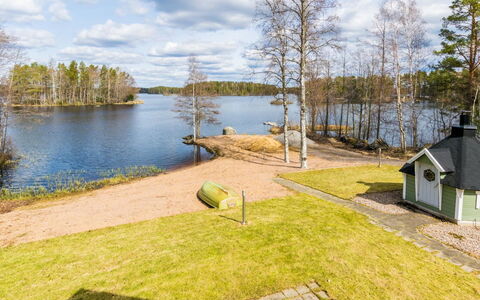 Villa Koivumäki: Ventana, Fachada, Arquitectura, Puerta, Casa, Inmuebles, Mansión, Ventana De Guillotina, Balcón, Villa