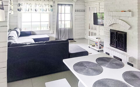 Villa Koivumäki: Mueble, Diseño De Interiores, Piso, Suelo, Techo, Sala, Habitación, Casa, Encendiendo, Sofá