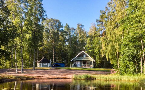 Villa Koivumäki: Mueble, Silla, Mueble Para Exteriores, Mesa, Madera, Mesa Al Aire Libre, Cocina Y Comedor Mesa, Sombra, Jardín, Paraguas
