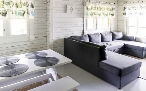Villa Koivumäki: Mueble, Silla, Mueble Para Exteriores, Mesa, Madera, Mesa Al Aire Libre, Cocina Y Comedor Mesa, Sombra, Jardín, Paraguas