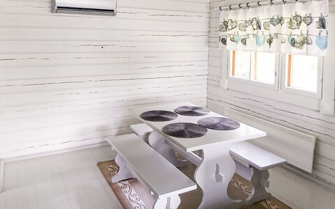 Villa Koivumäki: Mueble, Silla, Mueble Para Exteriores, Mesa, Madera, Mesa Al Aire Libre, Cocina Y Comedor Mesa, Sombra, Jardín, Paraguas