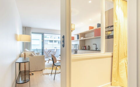 Winston: Mueble, Edificio, Ventana, Silla, Madera, Diseño De Interiores, Estante, Salón, Estantería