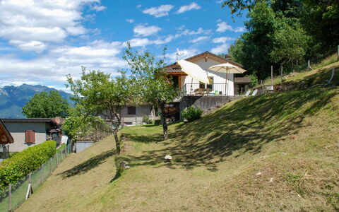 Baita Monti di Piazzogna: Nube, Cielo, Planta, Propiedad, Ecorregión, Árbol, Paisaje Natural, Tierras Altas, Edificio, Pendiente