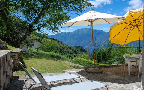 Baita Monti di Piazzogna: Planta, Mesa, Propiedad, Nube, Cielo, Planta De La Comunidad, Naturaleza, Botánica, Sombra, Mueble Para Exteriores
