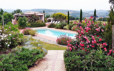 Les Ecuries: Jardín, Propiedad, Paisaje Natural, Bienes Raíces, Jardín Botánico, Botánica, Flor, Casa, Planta, Árbol
