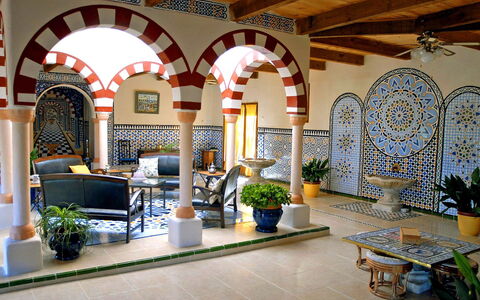 Les Ecuries: Edificio, Propiedad, Diseño De Interiores, Habitación, Arco, Arquitectura, Techo, Bienes Raíces, Casa, Hacienda