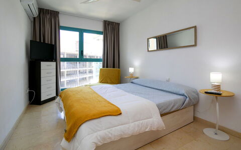 Atrium Iii Centro Mar: Diseño De Interiores, Piso, Suelo, Mueble, Techo, Habitación, Cama, Habitación, Encendiendo, Sábana