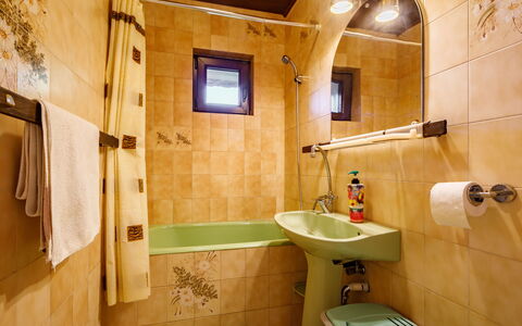 Suzy: Marrón, Grifo, Arreglo De Tubería, Lavabo, Propiedad, Lavabo Del Baño, Espejo, Baño, Alcachofa De La Ducha, Edificio