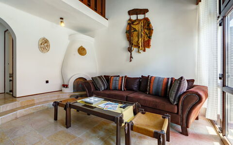 Suzy: Mueble, Propiedad, Sofá, Edificio, Mesa, Madera, Diseño De Interiores, Comodidad, Marco, Sala