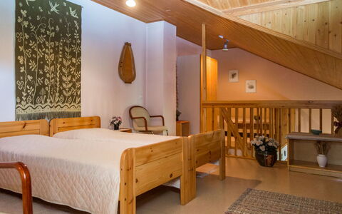 Tintintaival 2 a 8: Madera, Piso, Suelo, Mueble, Suelos De Madera, Diseño De Interiores, Litera, Habitación, Manchas De Madera, Madera Dura
