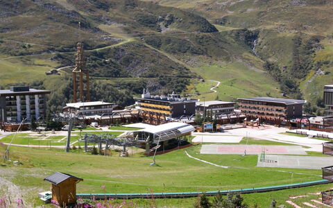 Les Menuires 694: Montaña, Tierras Altas, Planta, Paisaje Natural, El Terreno Del Lote, Edificio, Hierba, Pendiente, Paisaje, Pradera