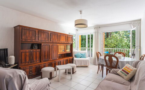 Les Roches Fleuries: Mueble, Diseño De Interiores, Silla, Piso, Mesa, Recurso, Suelo, Techo, Habitación, Eco Hotel