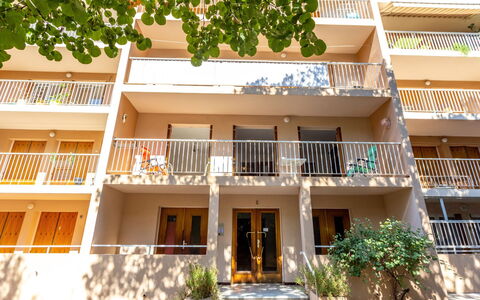 Les Roches Fleuries: Mueble, Diseño De Interiores, Silla, Piso, Mesa, Recurso, Suelo, Techo, Habitación, Eco Hotel