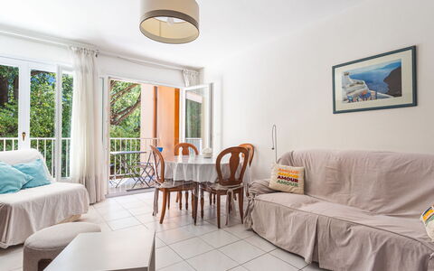 Les Roches Fleuries: Mueble, Diseño De Interiores, Silla, Piso, Mesa, Recurso, Suelo, Techo, Habitación, Eco Hotel