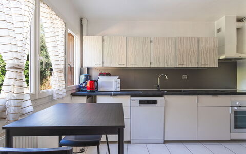 Les Roches Fleuries: Mueble, Diseño De Interiores, Silla, Piso, Mesa, Recurso, Suelo, Techo, Habitación, Eco Hotel