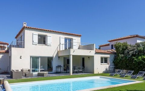 Bastide de la Mer: Cielo, Planta, Edificio, Propiedad, Ventana, Silla, Azur, Piscina, Casa, Árbol