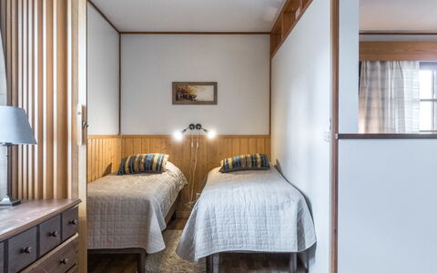 Saariseläntie 8 D7: Diseño De Interiores, Cama, Habitación, Madera, Piso, Suelo, Mueble, Techo, Sábana, Habitación