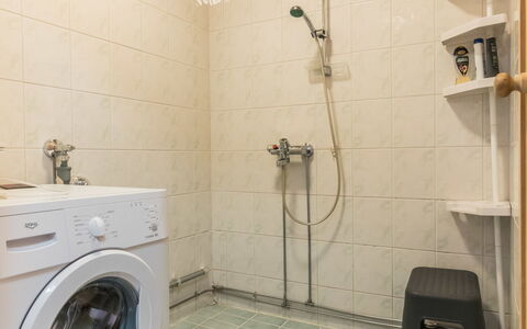 Saariseläntie 8 D7: Piso, Suelo, Arreglo De Tubería, Diseño De Interiores, Baño, Baño, Plomería, Techo, Lavadora, Encendiendo