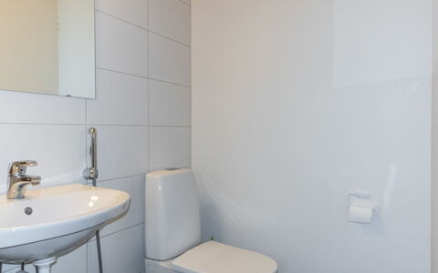 Saariseläntie 8 D7: Baño, Piso, Pared, Arreglo De Tubería, Suelo, Lavabo Del Baño, Diseño De Interiores, Lavabo, Baño, Asiento Del Baño