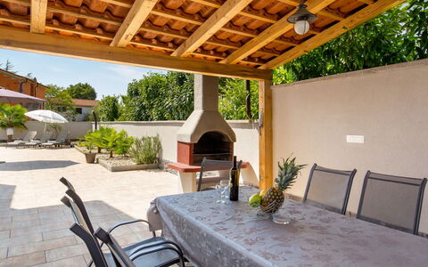 Villa Mira: Planta, Propiedad, Mueble, Edificio, Sombra, Silla, Botánica, Diseño De Interiores, Planta De Casa, Madera