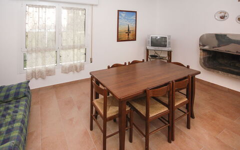 Villaggio Laura: Mesa, Mueble, Propiedad, Marco, Madera, Diseño De Interiores, Piso, Suelo, Silla, Salón