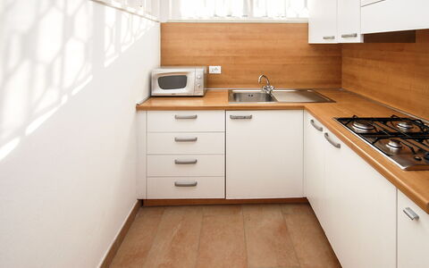 Villaggio Laura: Gabinetes, Propiedad, Mostrador, Edificio, Fregadero, Mueble, Lavabo, Madera, Estufa De Cocina, Cocina