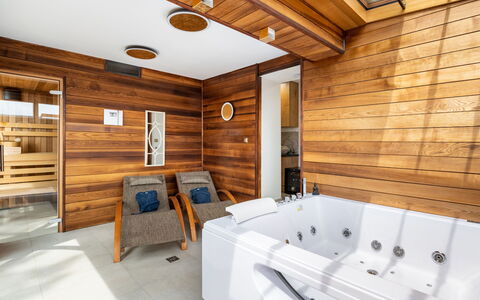 Jeschkenpanorama: Ventana, Edificio, Propiedad, Mueble, Bañera, Madera, Arquitectura, Diseño De Interiores, Encendiendo