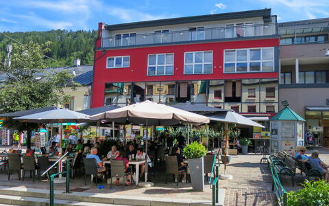 Schladming 29: Cielo, Planta, Edificio, Ventana, Nube, Propiedad, Maceta, Árbol, Silla, Diseño Urbano
