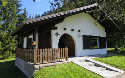 Chalet Bodental 28: Planta, Edificio, Cielo, Propiedad, Árbol, Sombra, Casa, El Terreno Del Lote, Cabaña, Madera