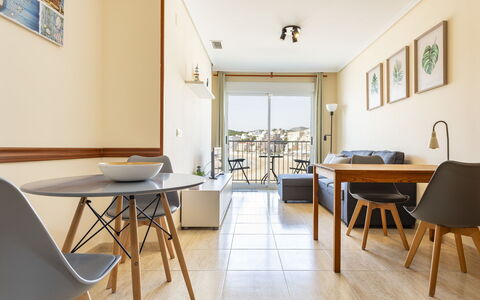 Grimaca Playa de la Concha: Mueble, Mesa, Propiedad, Madera, Silla, Diseño De Interiores, Piso, Suelo, Puerta