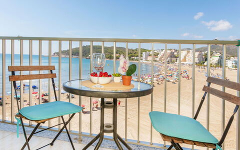 Grimaca Playa de la Concha: Mueble, Silla, Mueble Para Exteriores, Mesa, Mesa Al Aire Libre, Balcón, Mar, Cocina Y Comedor Mesa, Recurso, Restaurante