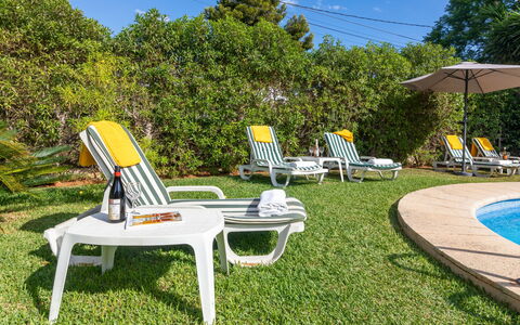 Villa Ciclamen: Cielo, Planta, Mueble, Silla, Nube, Árbol, Mueble Para Exteriores, Mesa Al Aire Libre, Sunlounger, Mesa