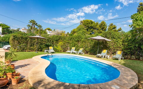 Villa Ciclamen: Agua, Planta, Cielo, Nube, Piscina, Maceta, Azul, Azur, Árbol, Botánica