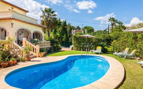 Villa Ciclamen: Nube, Planta, Agua, Cielo, Propiedad, Piscina, Edificio, Azur, Naturaleza, Árbol