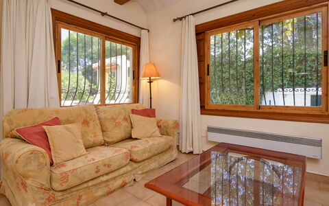 Villa Ciclamen: Propiedad, Mueble, Sofá, Mesa, Ventana, Madera, Diseño De Interiores, Sala, Sombra