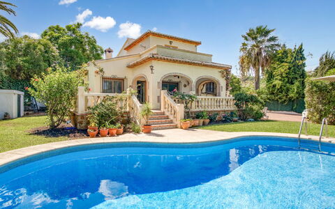 Villa Ciclamen: Agua, Cielo, Planta, Nube, Edificio, Azur, Naturaleza, Azul, Árbol, Piscina