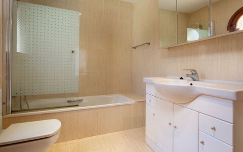 Villa Ciclamen: Bañera, Arreglo De Tubería, Mueble De Baño, Lavabo, Grifo, Espejo, Baño, Edificio, Madera