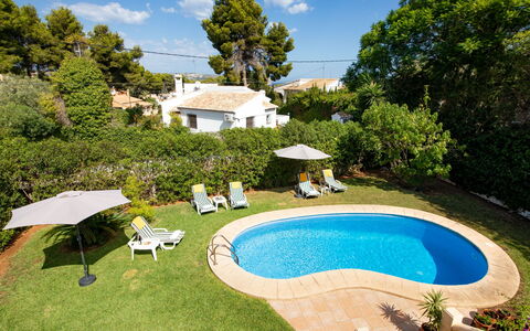 Villa Ciclamen: Agua, Planta, Propiedad, Nube, Cielo, Piscina, Árbol, Azur, Edificio, Sombra