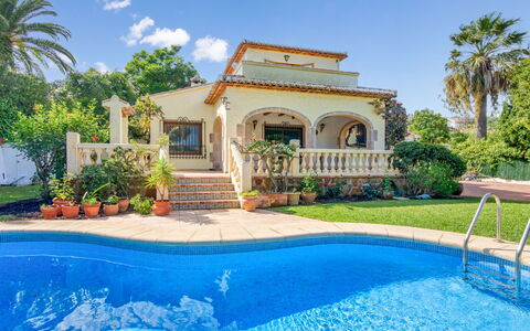 Villa Ciclamen: Agua, Planta, Cielo, Nube, Propiedad, Edificio, Azul, Naturaleza, Ventana, Azur