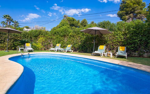 Villa Ciclamen: Agua, Planta, Nube, Cielo, Propiedad, Piscina, Azul, Azur, Árbol, Mueble Para Exteriores