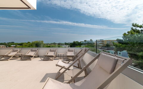 Bibione 755: Nube, Cielo, Propiedad, Edificio, Madera, Sombra, Diseño Urbano, Árbol, Condominio, Bienes Raíces