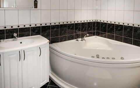 Heningen: Bañera, Propiedad, Arreglo De Tubería, Baño, Grifo, Diseño De Interiores, Arquitectura, Rectángulo