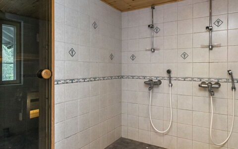 Lahukka: Cama, Mueble, Habitación, Diseño De Interiores, Lecho, Sábana, Piso, Madera, Suelo, Habitación