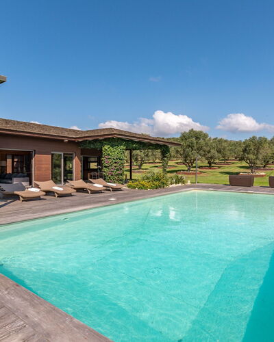 Villa Lavezzi: Agua, Cielo, Nube, Propiedad, Planta, Piscina, Edificio, Azur, Árbol, Sombra