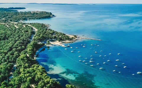 Rovinj Bale 312: Agua, Los Recursos Hídricos, Cielo, Azur, Paisaje Natural, Costeras Y Los Accidentes Geográficos Oceánico, Playa, Árbol, Paisaje, Horizonte
