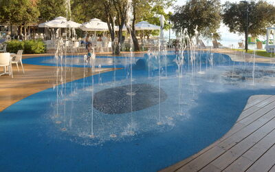 Rovinj Bale 312: Agua, Los Recursos Hídricos, Cielo, Propiedad, Azur, Árbol, Piscina, Fuente, Cuerpo De Agua, Planta