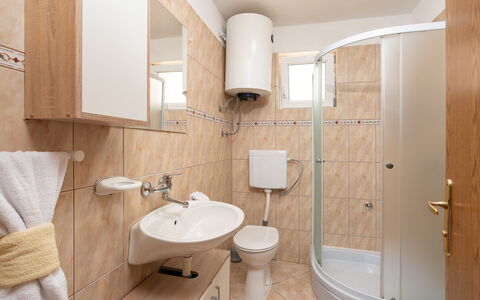 Novigrad (Zadar) 141: Diseño De Interiores, Piso, Suelo, Arreglo De Tubería, Lavabo, Habitación, Lavabo Del Baño, Mueble, Baño, Plomería