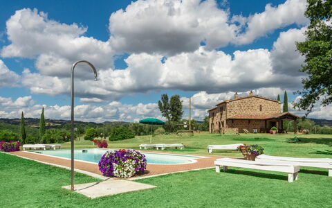 Casale Poggio Lupinaio: Nube, Cielo, Planta, Propiedad, Edificio, Flor, Naturaleza, Árbol, El Terreno Del Lote, Paisaje Natural